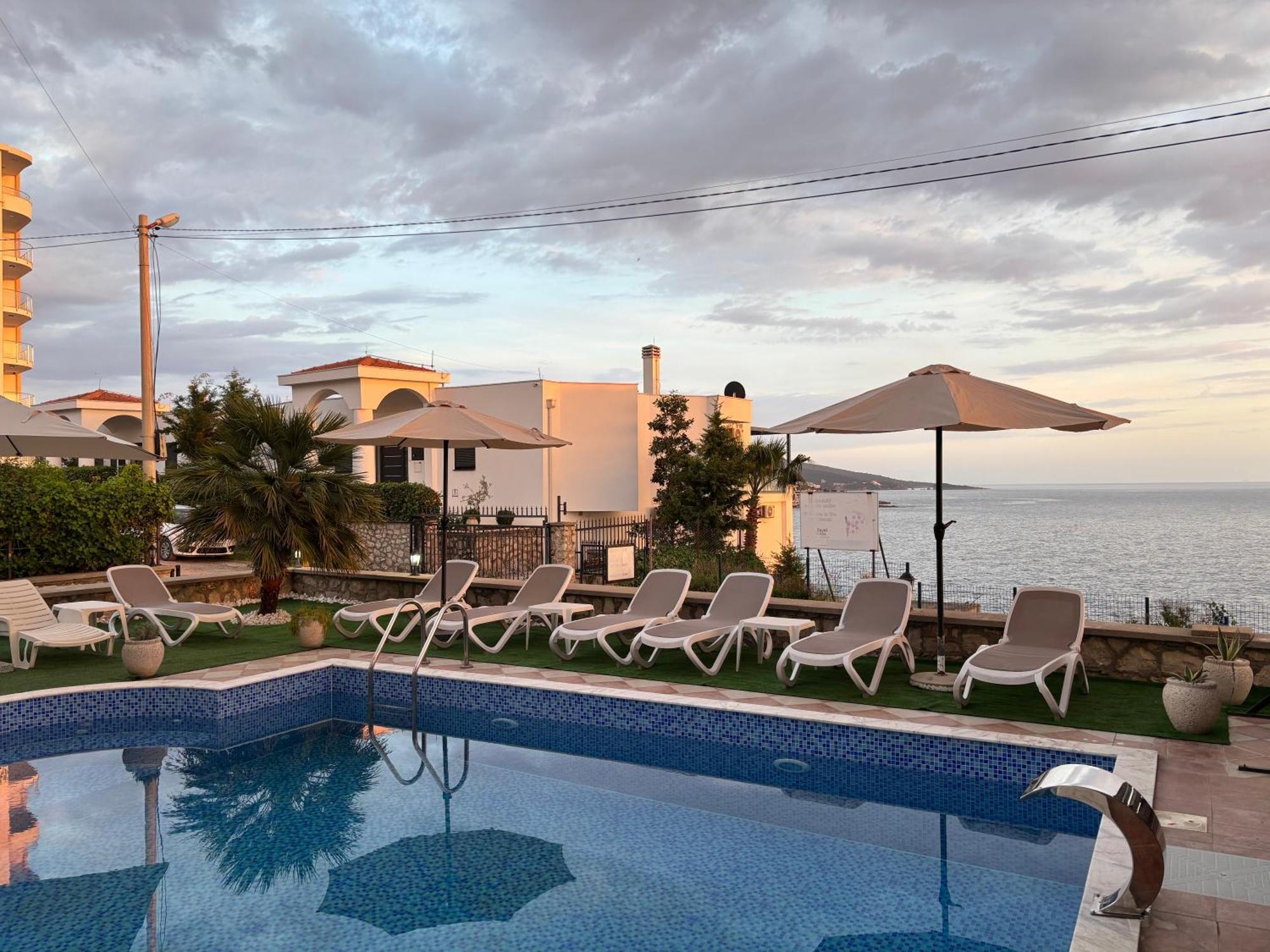Royal Villas Добра вода Екстериор снимка