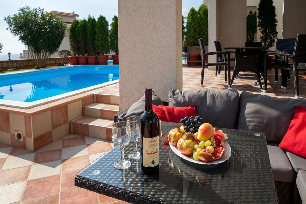 Royal Villas Добра вода Екстериор снимка