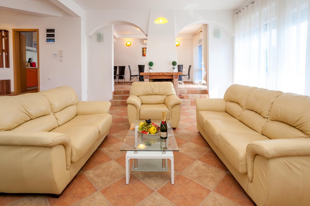 Royal Villas Добра вода Екстериор снимка